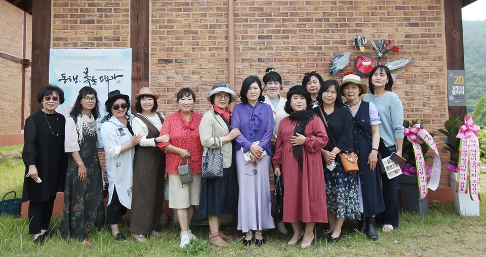 ▲지난 6월 강빛H갤러리 앞에서 여수여성미술작가회 회원들이 기념사진을 찍고 있다