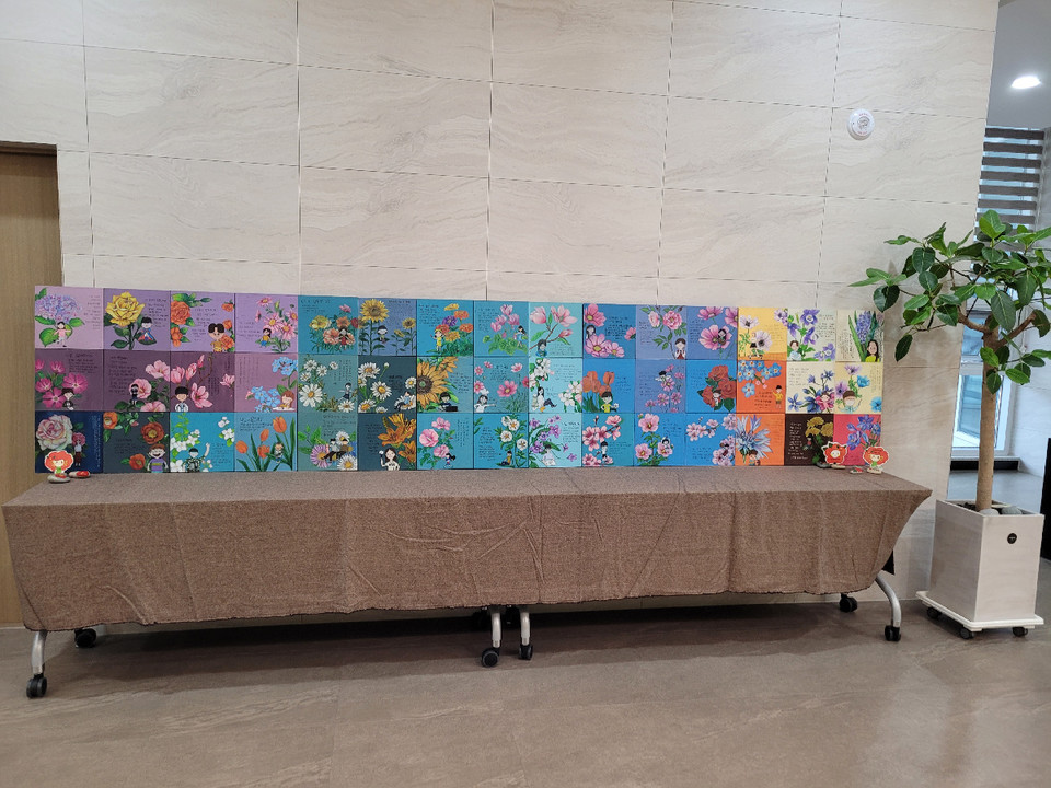 ▲몽이네예나눔 회원들이 여순사건을 기리며 완성한 작품