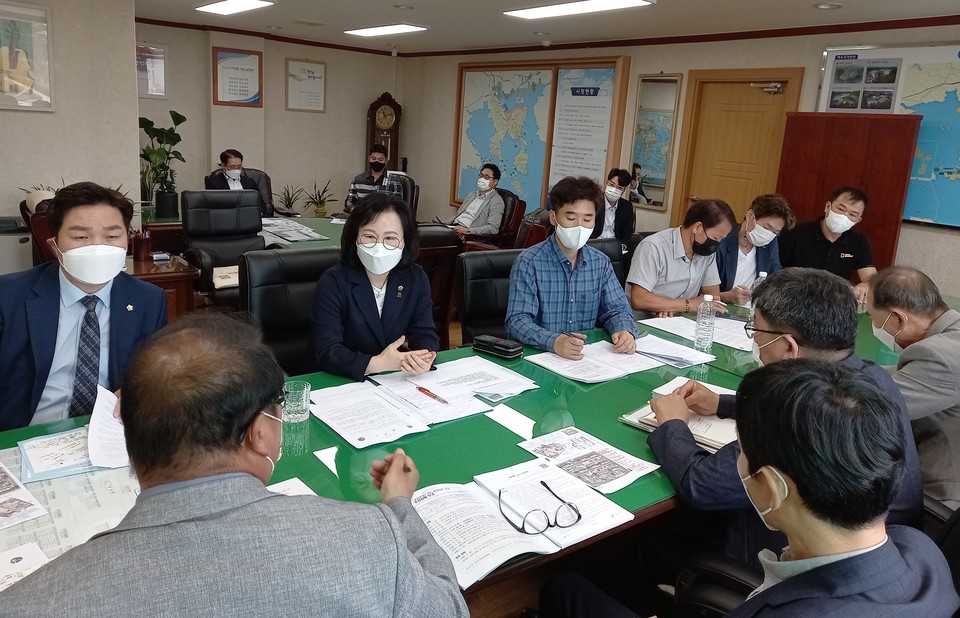▲강정희 도의원이 시청에서 여수 부시장, 부영관계자와 간담회를 갖고 있다