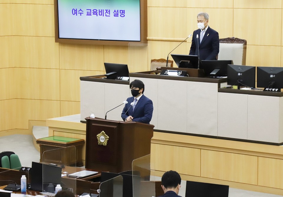 ▲정재천 여수교육재단 사무총장이 전체의원 간담회에서 지역 맞춤형 인재를 양성할 대안교육기관 지원 활성화를 제안했다