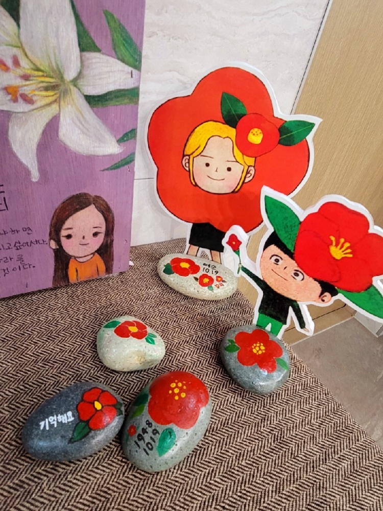 ▲몽이네예나눔 회원들이 여순사건을 기억하며 꾸민 소품들