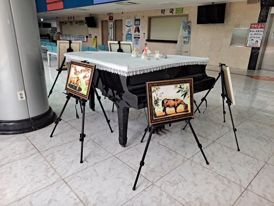 ▲여수 애양원에서 손차영 작가의 작품이 전시되고 있다