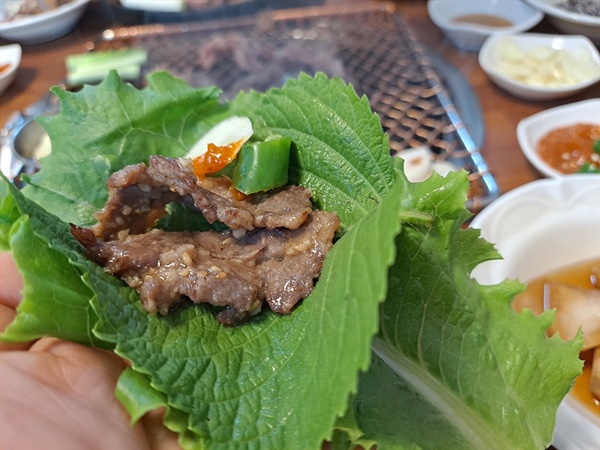 ▲소갈비살 깻잎 쌈이다. 깻잎의 향기와 소갈비살의 어우러짐이 좋다. ⓒ조찬현