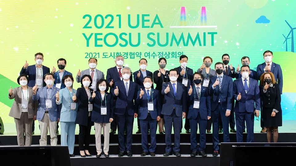 ▲29일 2021 도시환경협약(UEA) 여수정상회의 개회식에서 권오봉 여수시장과 윤원태 UEA 사무총장, 이용섭 광주광역시장 및 각국 대사 등이 기념촬영을 하고 있다