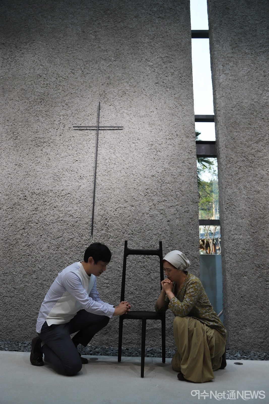 ▲ 기자를 위해 기도해주는 운화교회  한경철 목사님(왼쪽) 