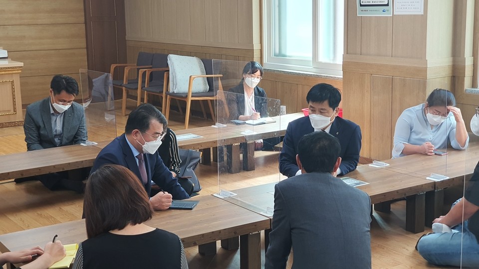 ▲장석웅 교육감이 7일 오후 사망학생의 빈소가 차려진 여천전남병원을 찾아 조문하고, 학부모를 위로했다