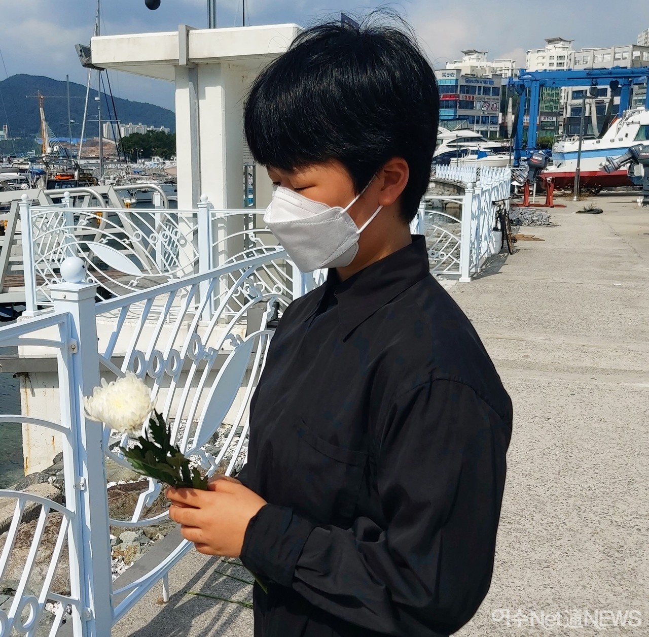 ▲ 기자회견장에서 추모사를 읽은 차은이 양이 사고가 난 현장을 향해 조화를 들고 추모하고 있다.ⓒ오병종