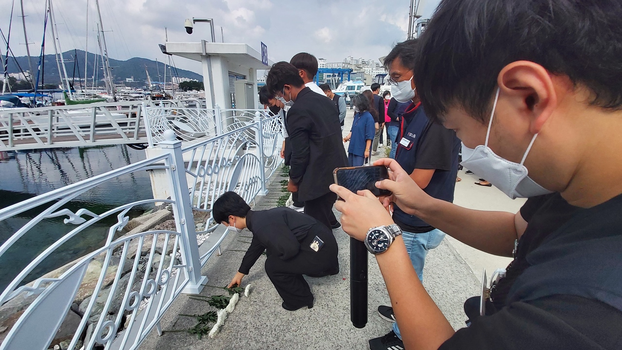 ▲ 홍 군이 근무하다 사고가 난 바다쪽을 향해 대책위 관계자들이 헌화하고 있다  ⓒ오병종