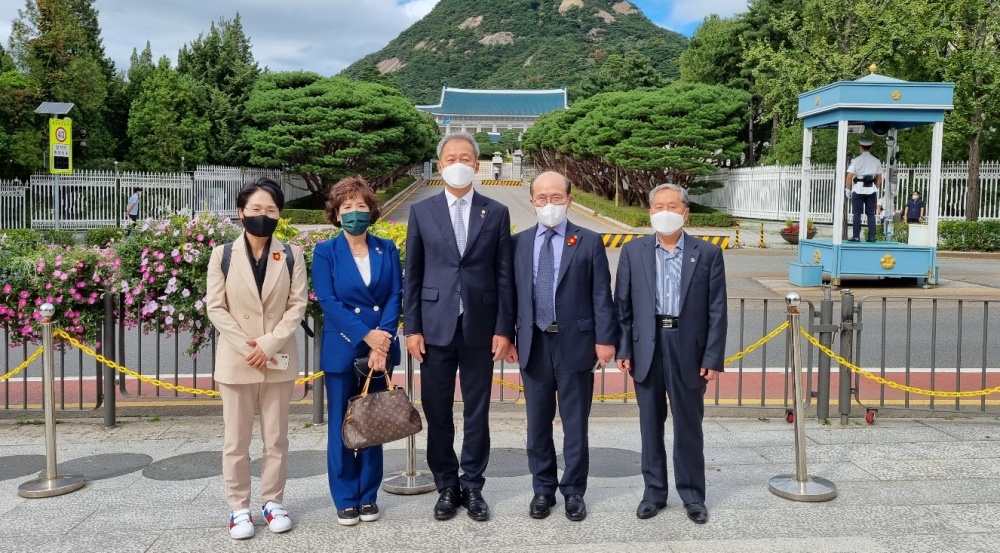 ▲여수시민서명부를 청와대 시민사회수석실에 전달한 여순특위위원들과 전창곤 여수시의장, 서장수 여순사건 여수유족회장, 송정선 여순사건 추진위 부위원장