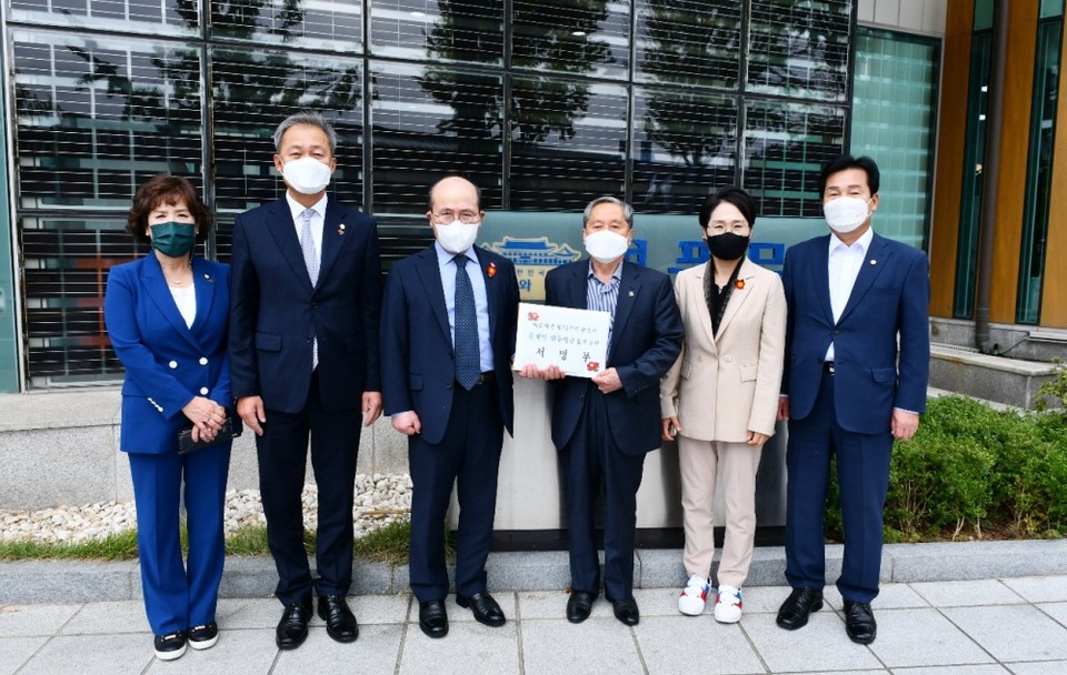 ▲여수시민서명부를 청와대 시민사회수석실에 전달 후 기념사진을 찍고 있다