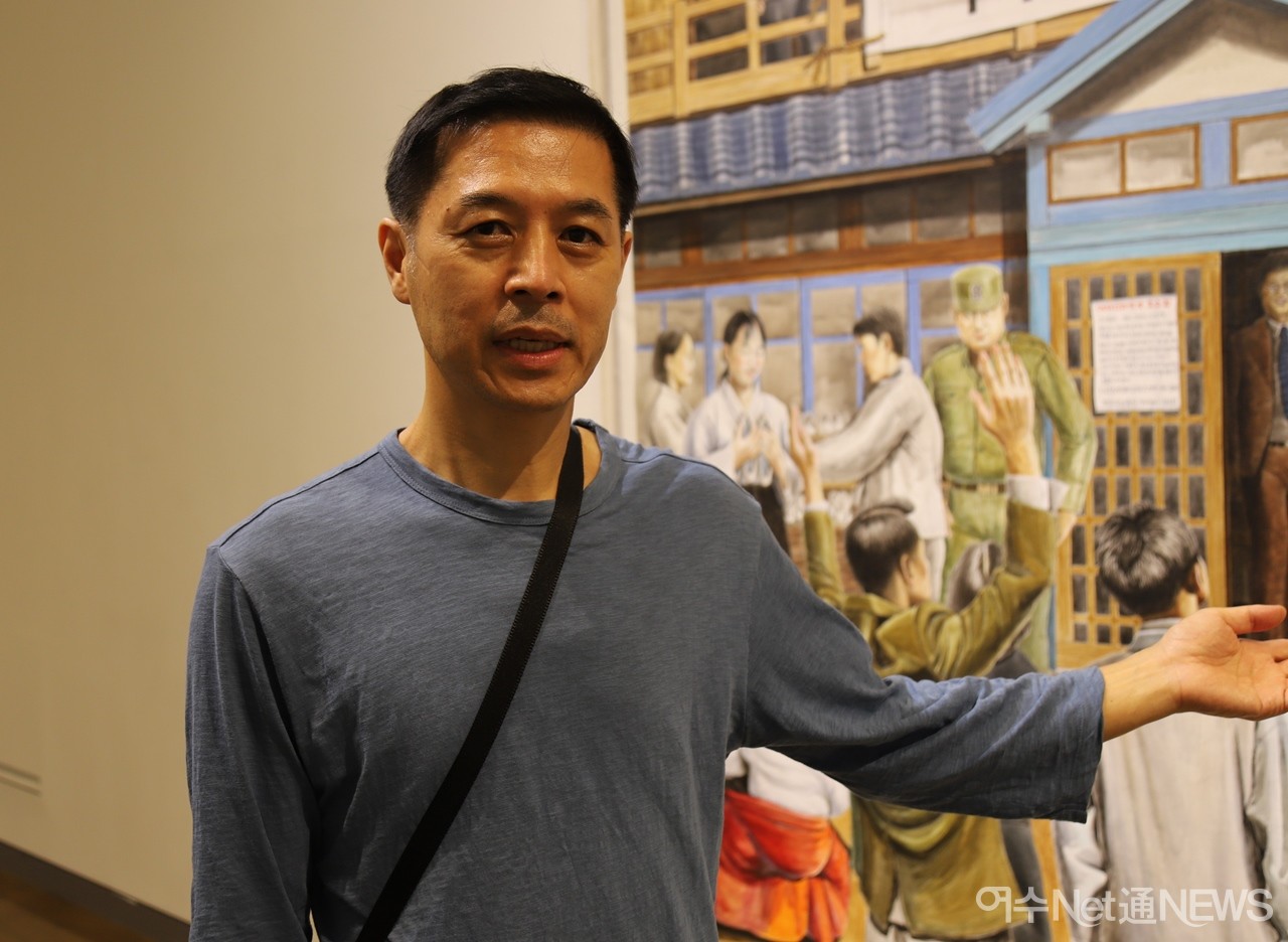 ▲ 작가  박금만이 그림 설명을 하고 있다 ⓒ오병종