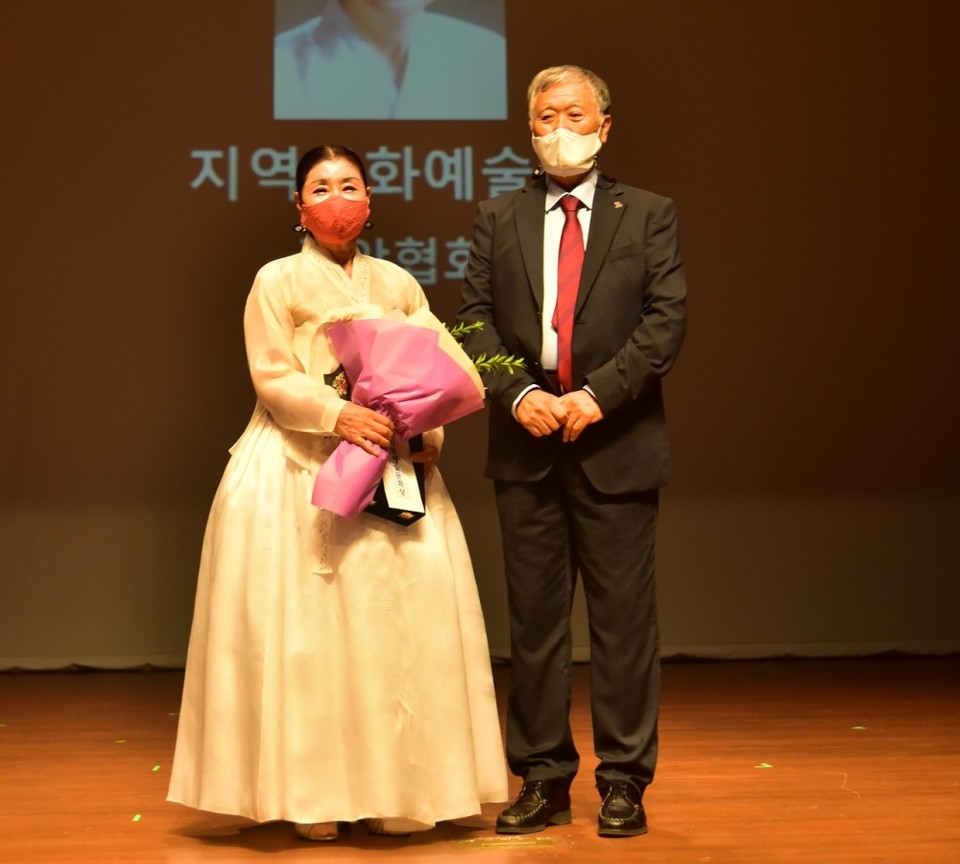 ▲ 지역예술가상 수상자  최덕자씨(왼쪽) ⓒ여수예총