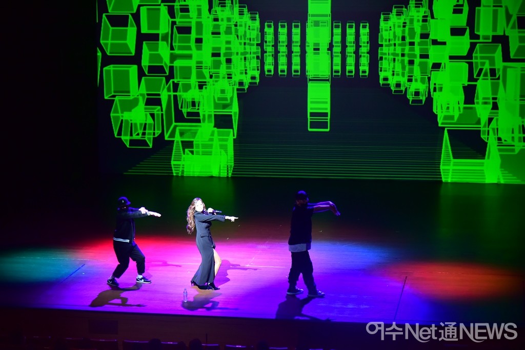 ▲13일 예울마루 대극장에서 열린 제45회 여수예술제 개막. 가수 박미경의 공연 광경 ⓒ여수예총