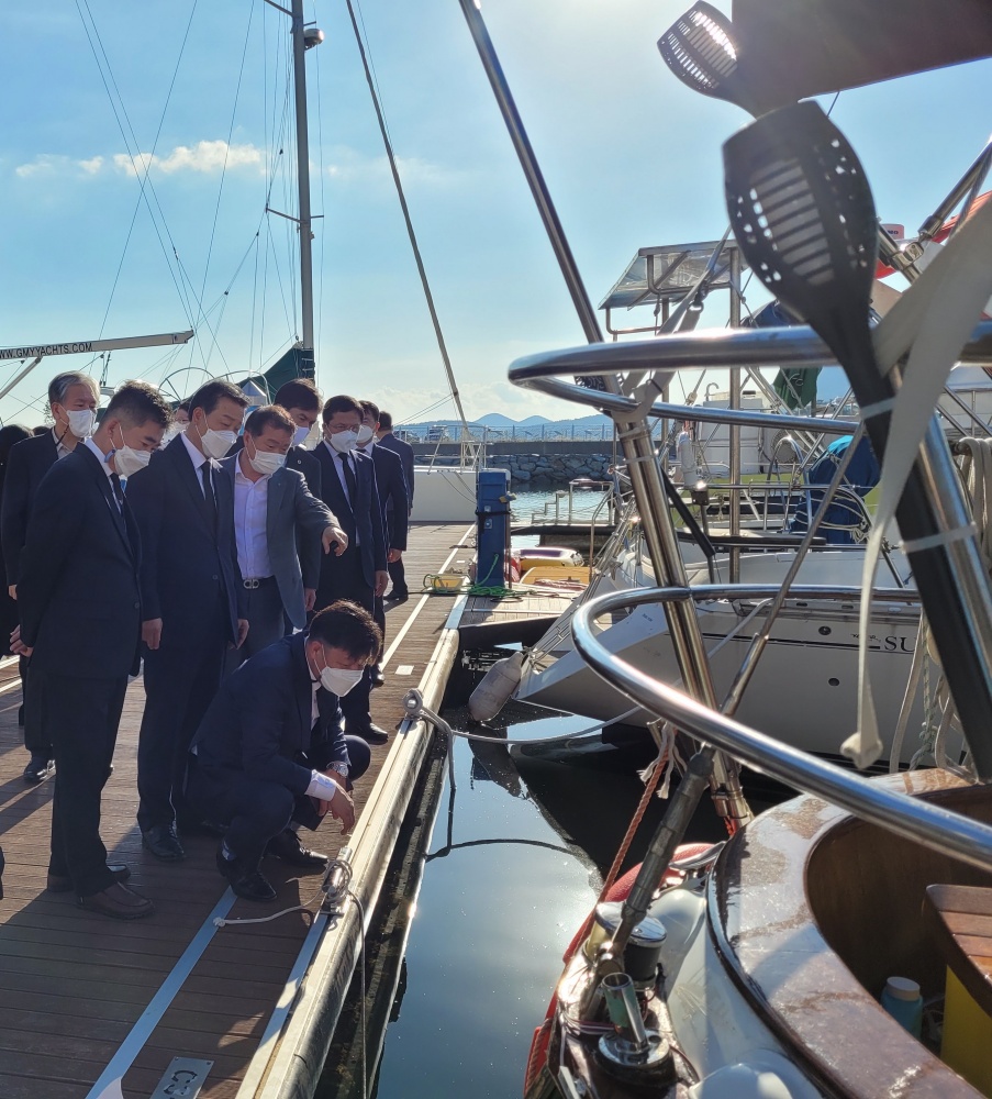 ▲사고가 발생한 웅천 마리나요트장을 찾은 전남도의회 교육위원회