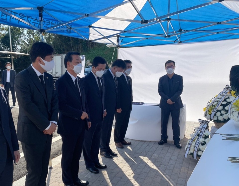 ▲사고가 발생한 웅천 마리나요트장을 찾은 전남도의회 교육위원회