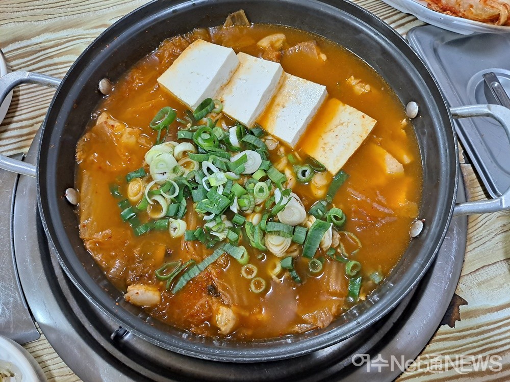 ▲어머니의 손맛이 느껴지는 김치찌개다. 신김치와 돼지고기의 조화로움이다. ⓒ조찬현