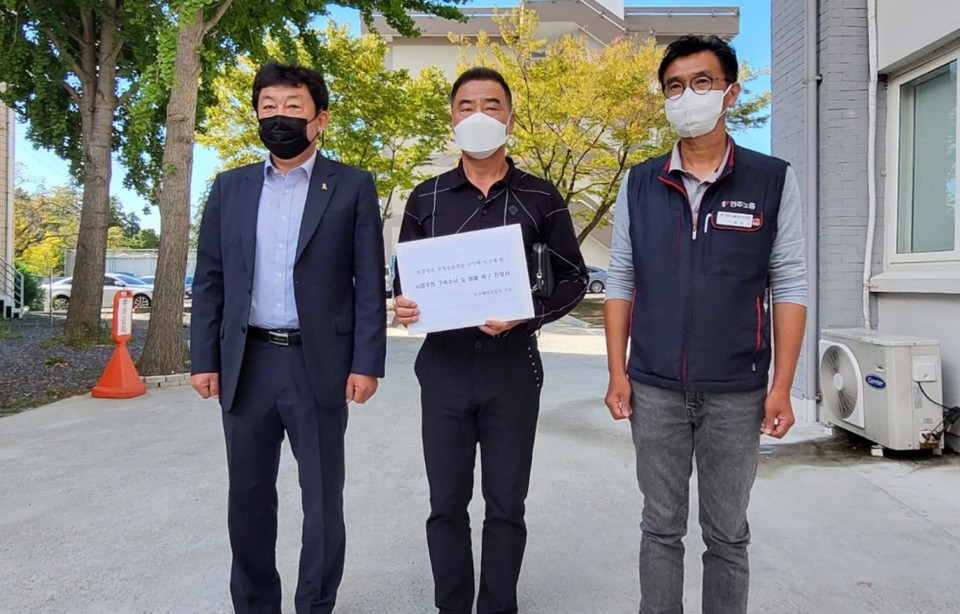 ▲홍 군의 아버지 홍성기 씨와 민주노총 여수시지부 최관식 지부장, 여수YMCA 김대희 사무총장이 여수해경과 광주지검 순천지청에 진정서를 제출했다