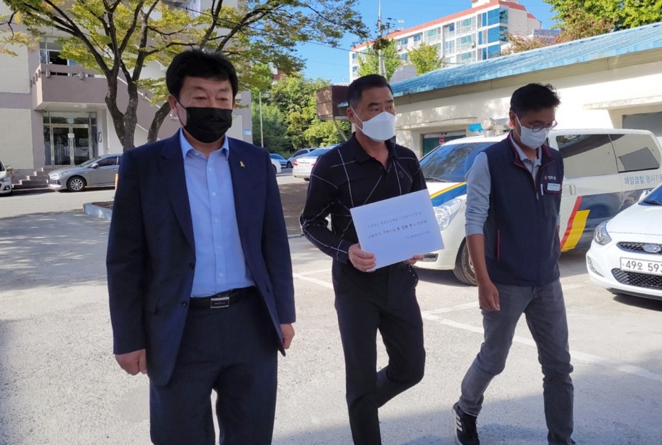 ▲홍 군의 아버지 홍성기 씨와 민주노총 여수시지부 최관식 지부장, 여수YMCA 김대희 사무총장이 여수해경과 광주지검 순천지청에 진정서를 제출했다