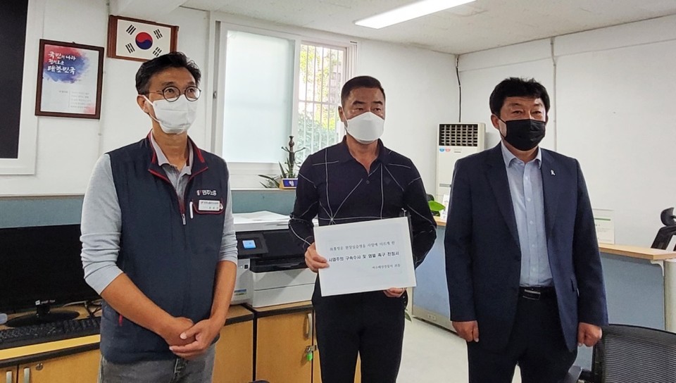 ▲홍 군의 아버지 홍성기 씨와 민주노총 여수시지부 최관식 지부장, 여수YMCA 김대희 사무총장이 여수해경과 광주지검 순천지청에 진정서를 제출했다