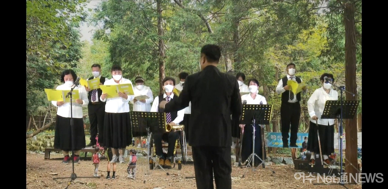 ▲ 장애인으로 구성된 ‘너울가지 합창단’이 아침이슬 곡을 이중현 지휘자의 지휘에 맞춰 부르고 있다.ⓒ여수시장애인종합복지관