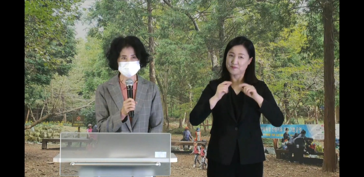 ▲ 강춘안 관장의 인사말을 수어통역사 설은주가 통역하고 있다.ⓒ여수시장애인종합복지관