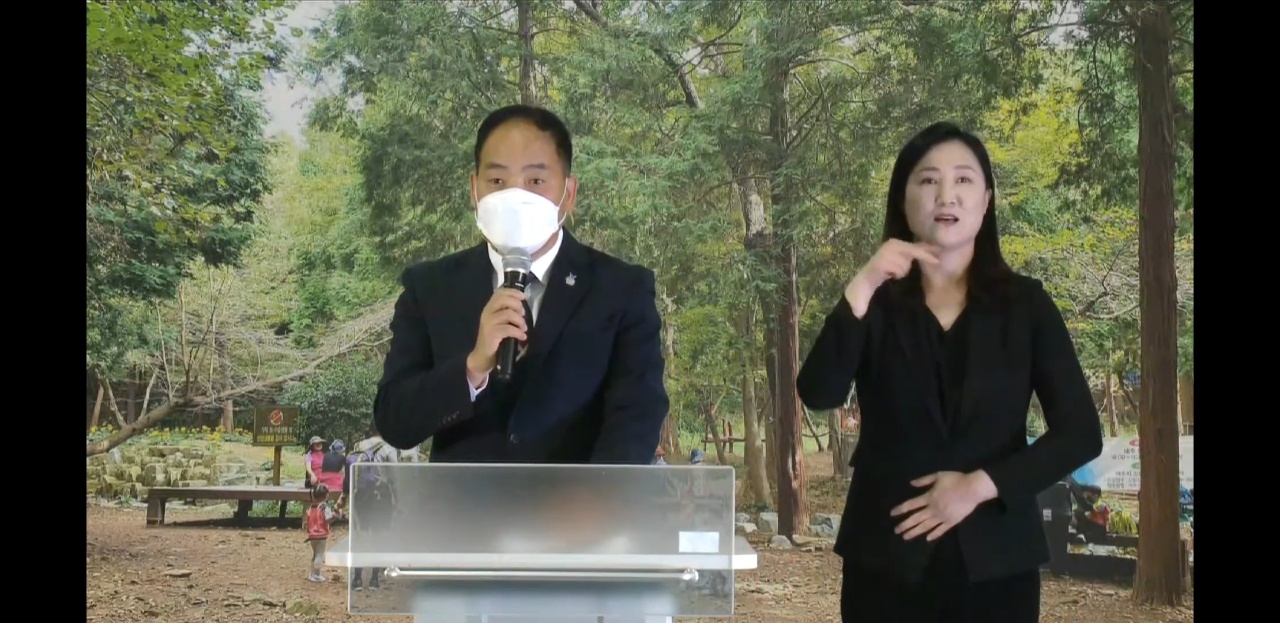 ▲ 김영주 대표의 인사말을 수어통역사 설은주가 통역하고 있다.ⓒ여수시장애인종합복지관