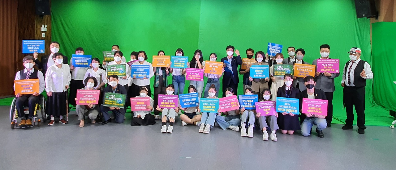 ▲ 공연자 및 관계자가 여수의 자연을 지키는 환경 캠페인 피켓을 들고 단체사진을 찍고 있다.ⓒ여수시장애인종합복지관