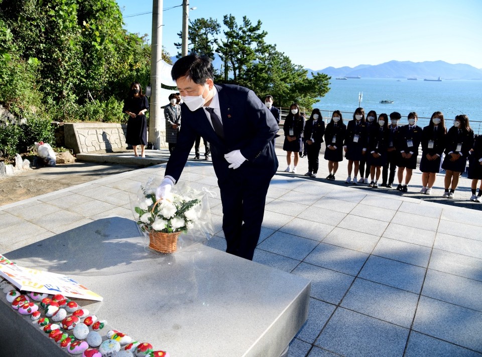 ▲장석웅 전남교육감이 18일 제주 한림여중 교사, 학생들과 여순유적지를 방문했다