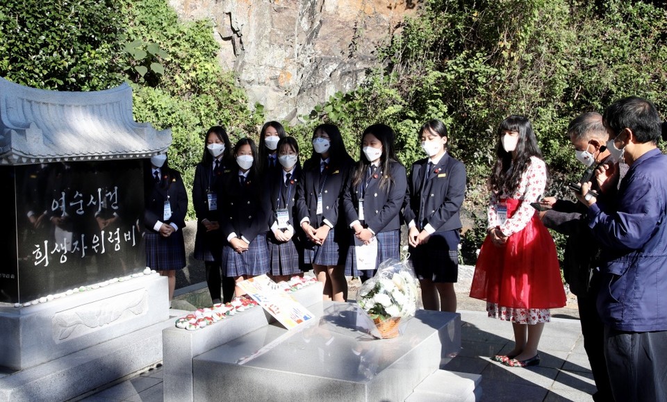 ▲여순사건희생자위령비 앞에서 헌화하는 학생과 교사