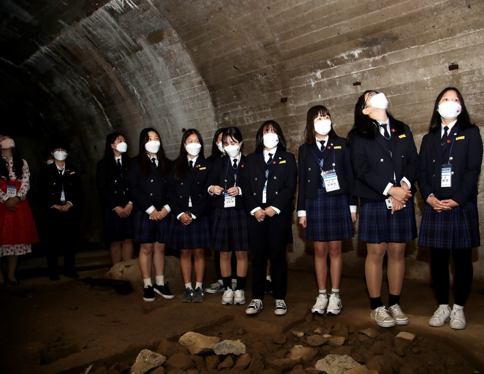 ▲여수14연대주둔지 지하벙커 둘러보는 제주한림여중 학생들