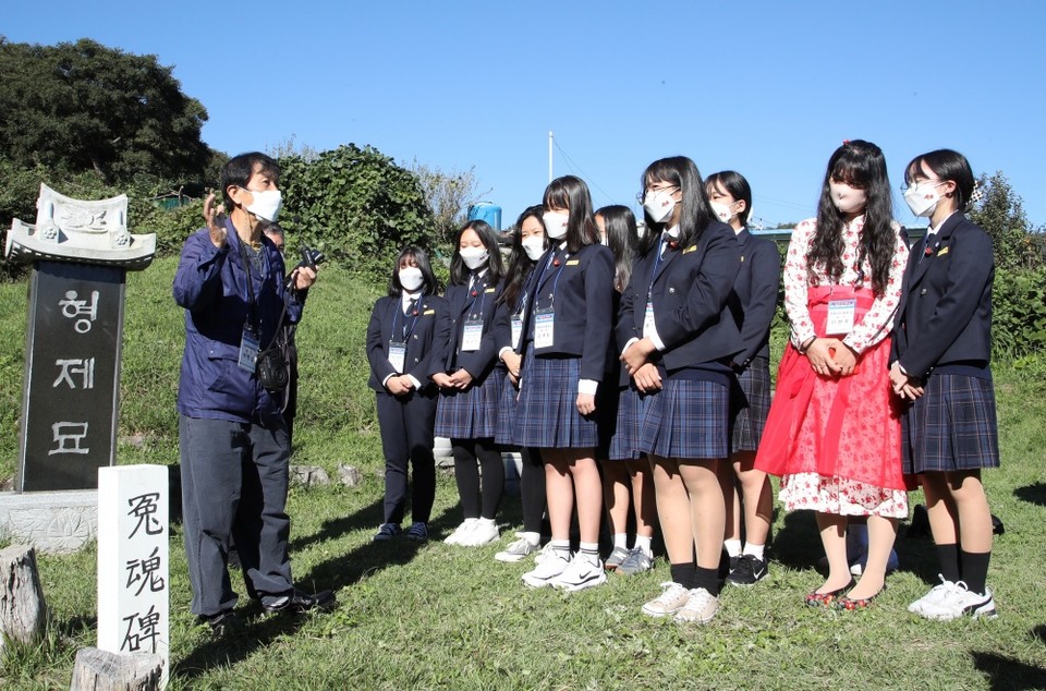 ▲여수순천10.19 위령비 인근 형제묘 답사하는 제주 한림여중 학생들
