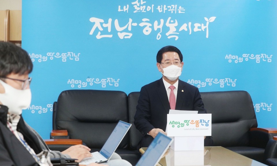 ▲김 지사가 18일 오후 도청 기자실에서 정부의 COP28 유치를 아랍에미레이트연합(UAE)에 양보하는 입장문 발표에 따른 전라남도의 발표문을 밝히고 있다