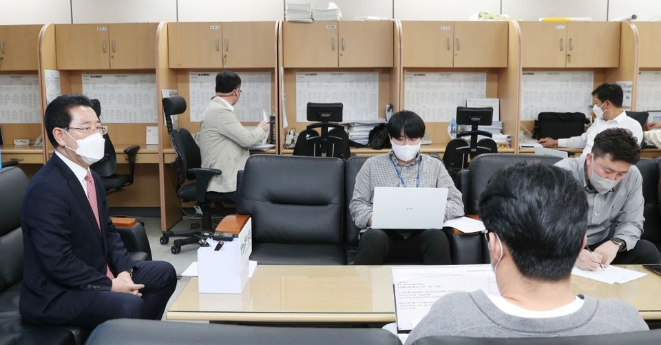 ▲김 지사가 18일 오후 도청 기자실에서 정부의 COP28 유치를 아랍에미레이트연합(UAE)에 양보하는 입장문 발표에 따른 전라남도의 발표문을 밝히고 있다