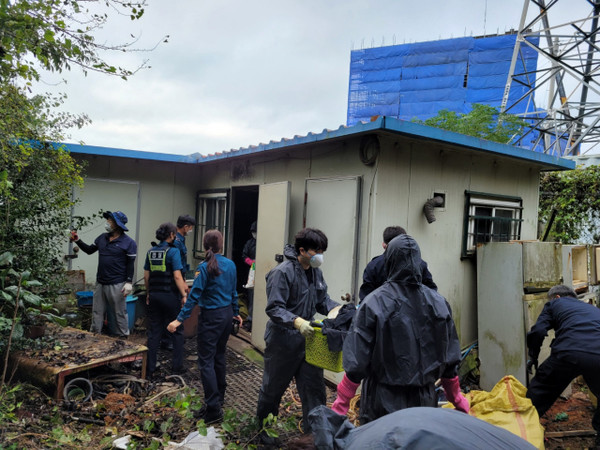 ▲민관이 협력하여 폐기물 처리 및 주변환경을 정리하는 모습