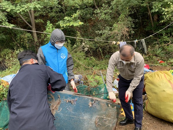 ▲민관이 협력하여 폐기물 처리 및 주변환경을 정리하는 모습