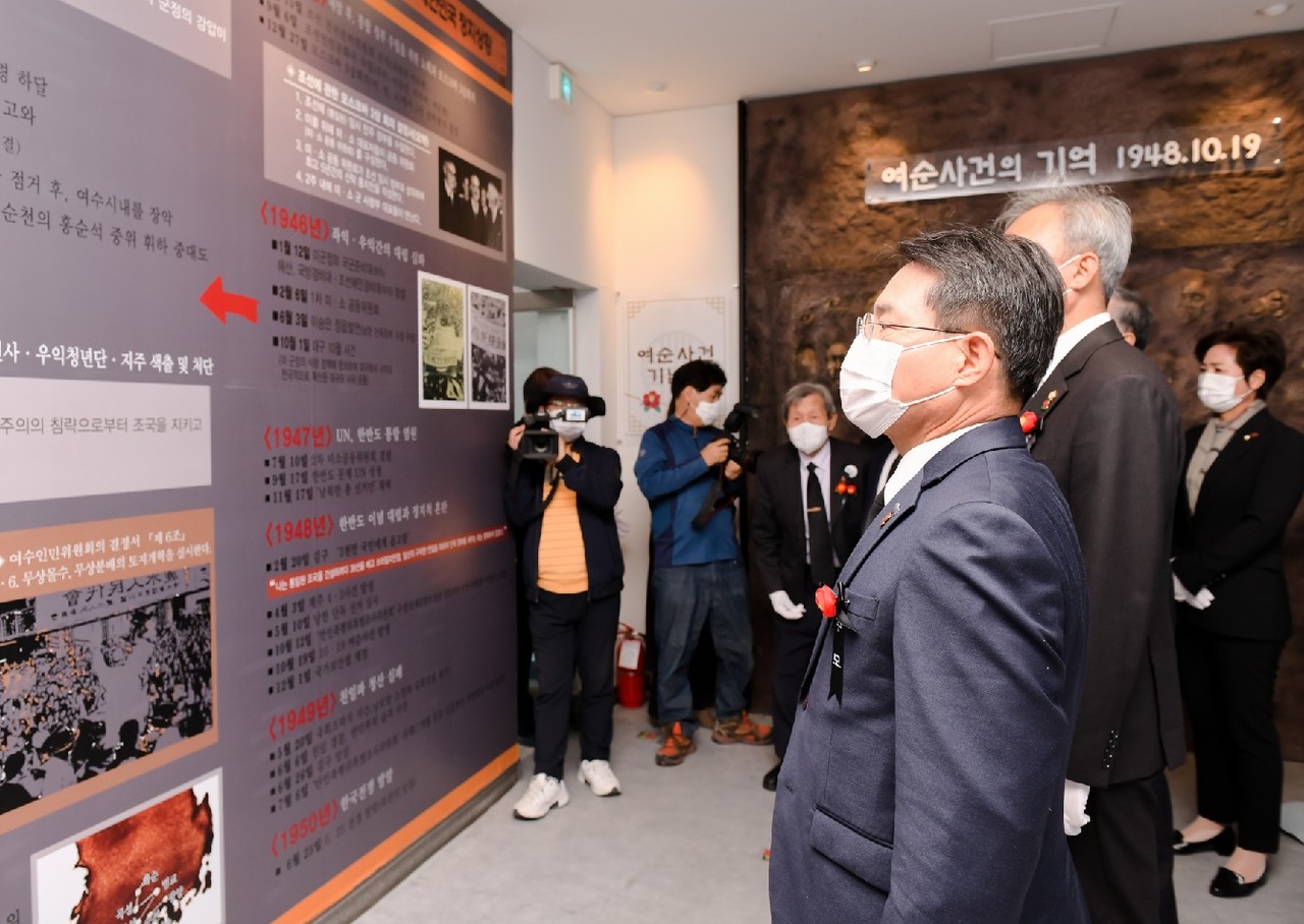 ▲ 여순사건 기념관 참석 인사들이 현판 제막식, 기념 촬영 후 경건한 마음으로 기념관 내부를 관람하고 있다.