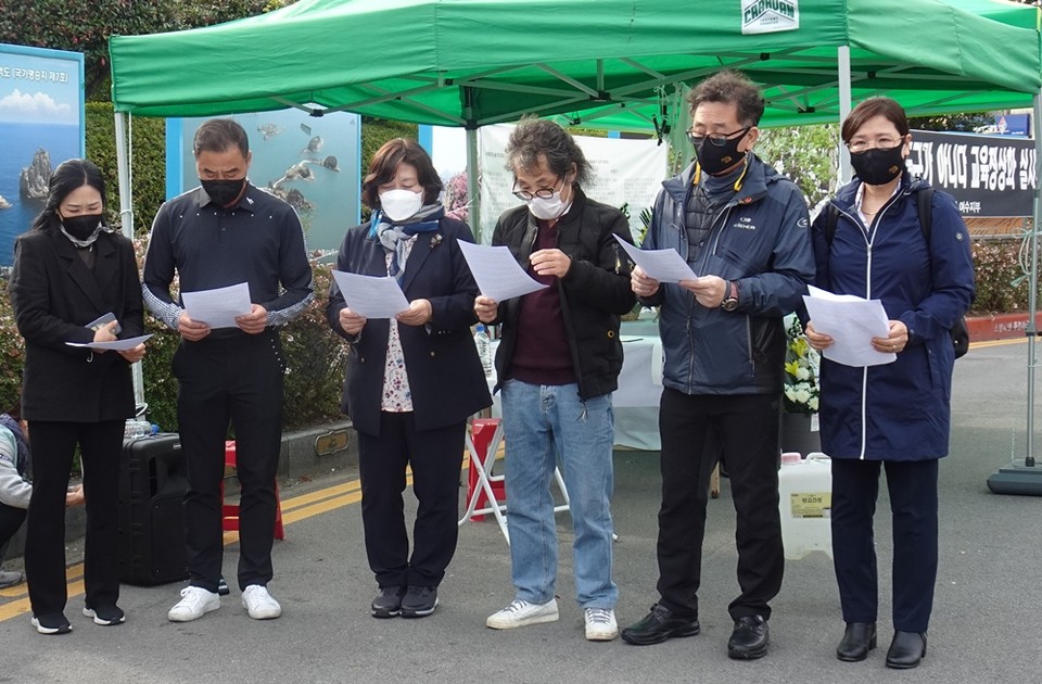 ▲‘특성화고 현장실습 피해자 가족모임’이 여수시청 앞에서 진상규명과 책임자 처벌을 촉구했다