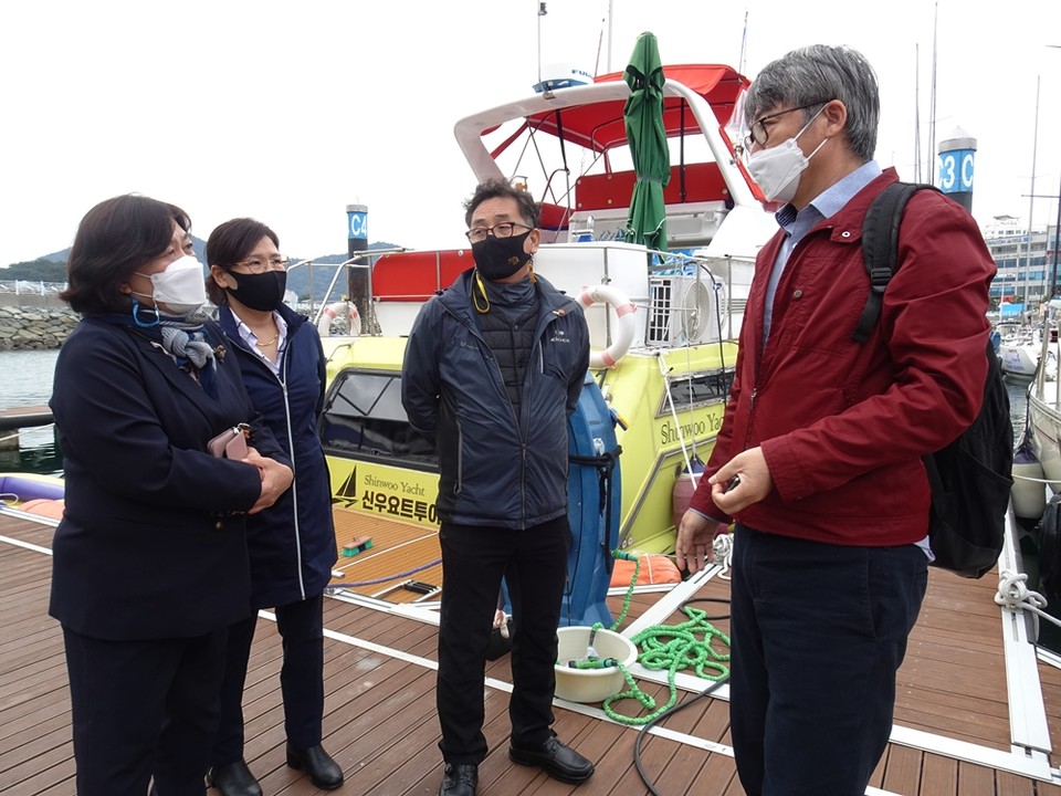 ▲웅천 요트정박장을 살펴본 특성화고 현장실습 피해자 가족모임