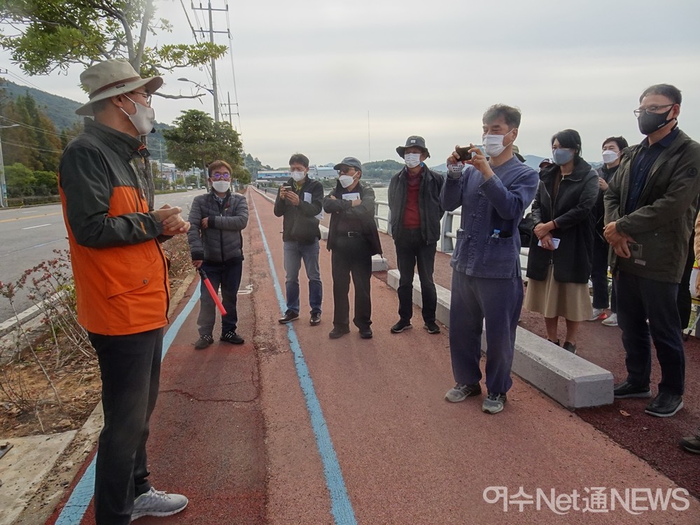 ▲수상활주로가 있는 신월동에서 설명을 듣고 있다