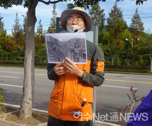 ▲욱일기를 든 14연대 모습. 사진 속 산능성이가 구봉산 산능성이 모습과 일치한다