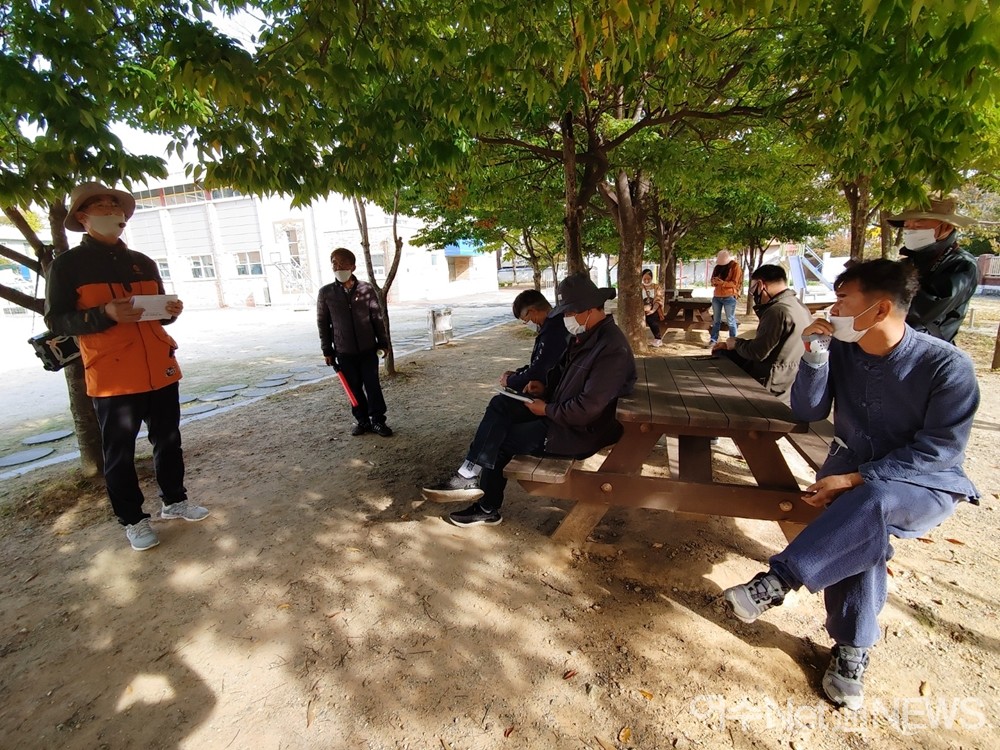 ▲ 현 중앙초등학교는 1948년 당시 종산초등학교였다. 참가자들이 벤치에 앉아서 주철희 박사의 설명을 듣고 있다