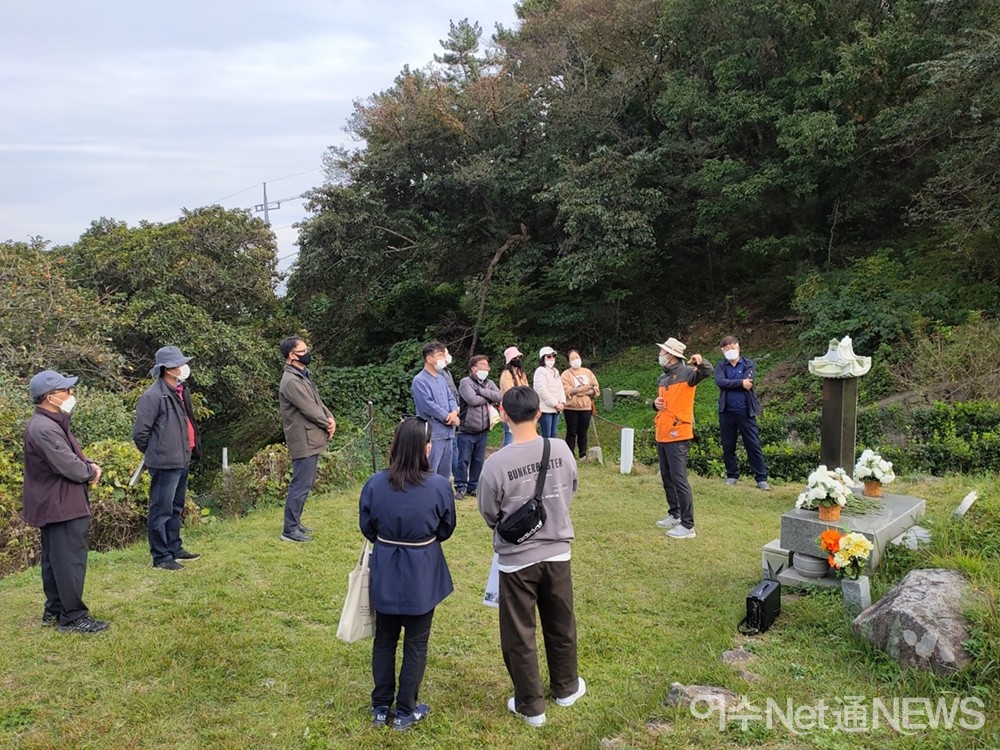 ▲형제묘 앞에서 주철희 역사학자의 설명을 듣고 있다