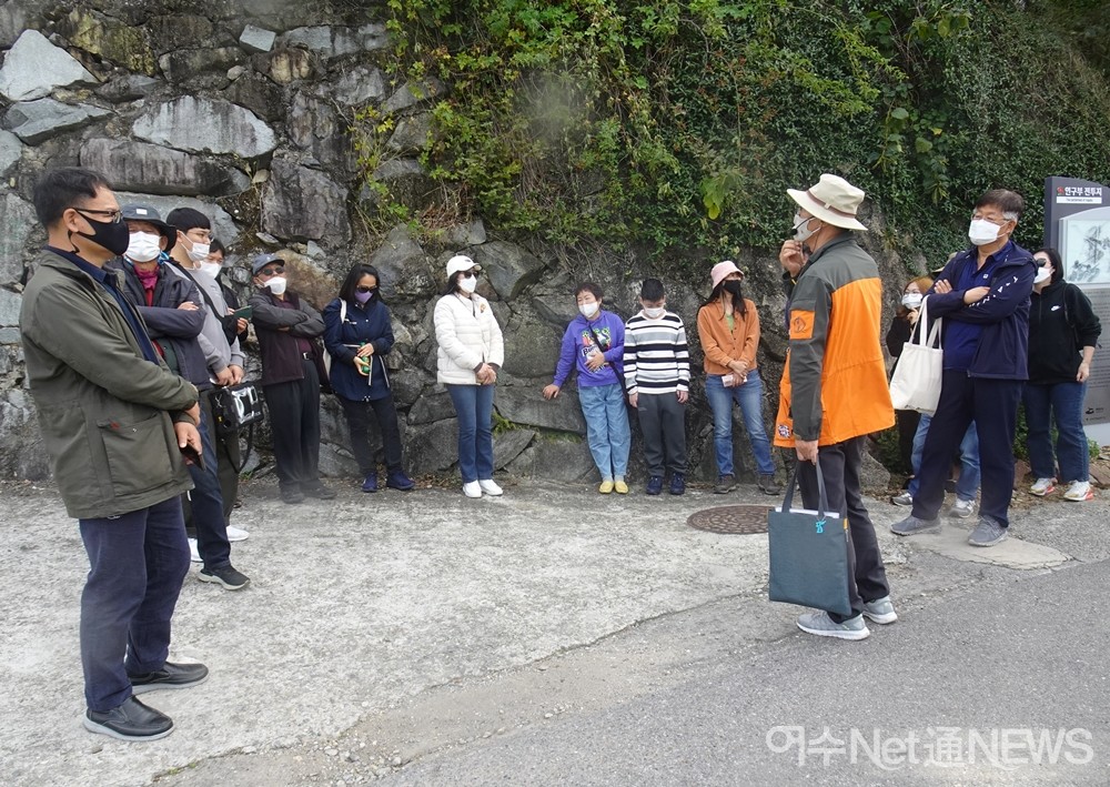 ▲인구부 전투지에서 설명을 듣는 참가자들