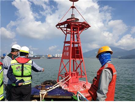 ▲광양항 한국남부발전(주) 하동110호 등부표 점검 모습