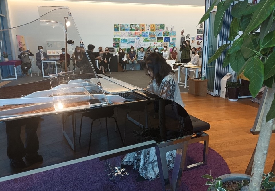▲장도아트카페에서 연주하는 필자