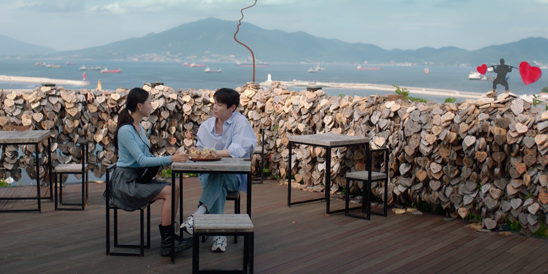 ▲ 한‧아세안 합작 프로젝트로 제작한 글로벌 웹드라마 ‘정답을 찾을 수 없습니다’가 오는 29일 아리랑TV에서 첫방송을 앞두고 넓고 푸른 바다를 배경으로 한 여수의 수려한 비경으로 눈길을 끈다. (여수 자산공원 일출정)