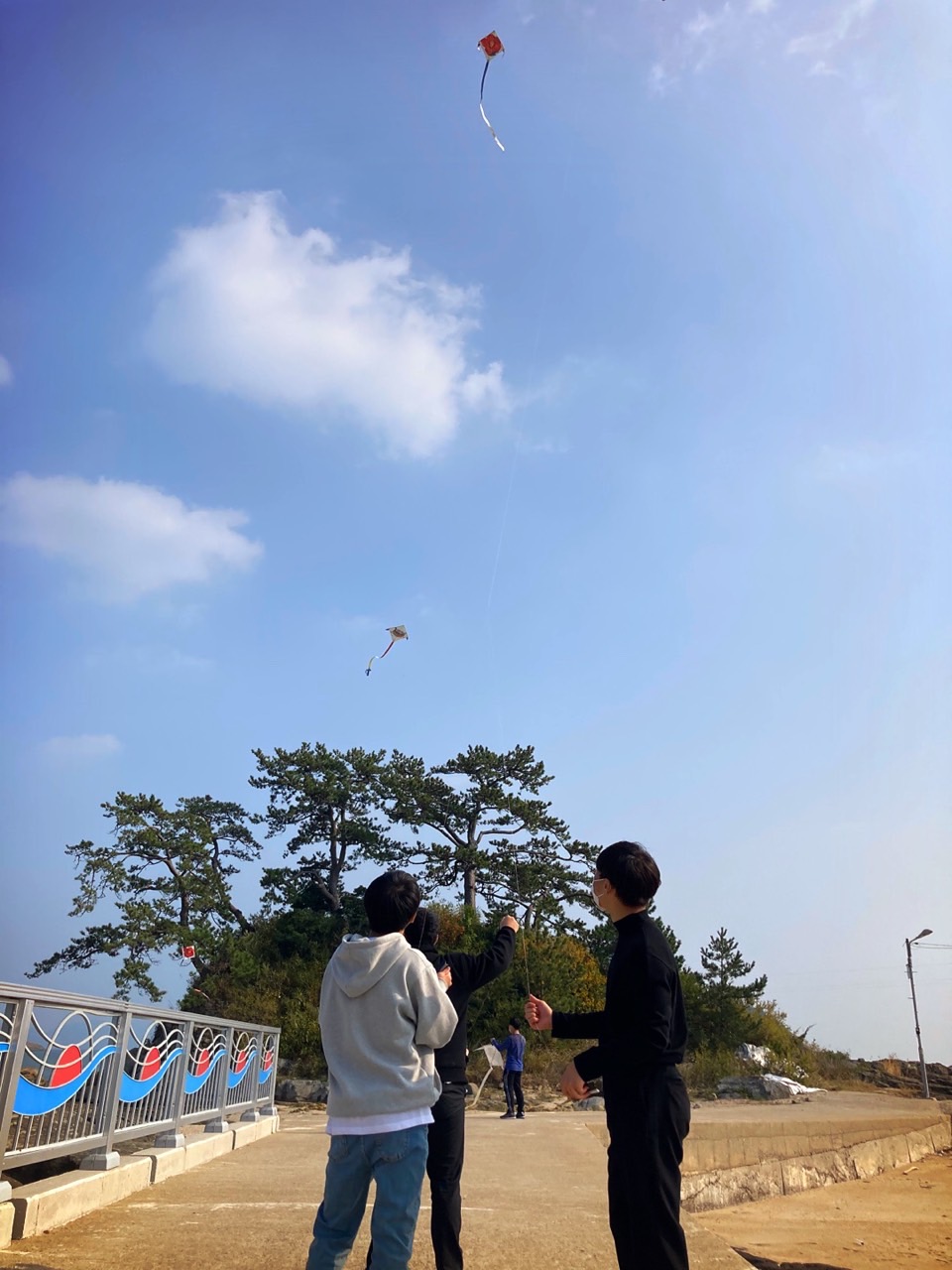 ▲직접 만든 신호연을 띄우고 있다