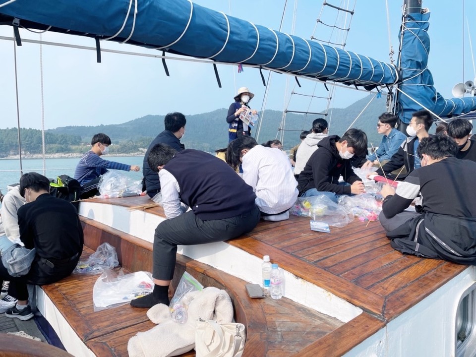 ▲고흥으로 향하는 범선에서 직접 신호연을 만들고 있다