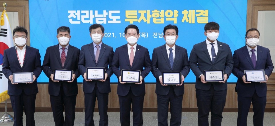 ▲김 지사와 박현식 여수시부시장, 디렉스폴리머(유), 남해화학(주), 한화솔루션(주), 카본헥사(주) 등 4개 기업 관계자가 투자협약 체결 후 기념사진을 찍고 있다