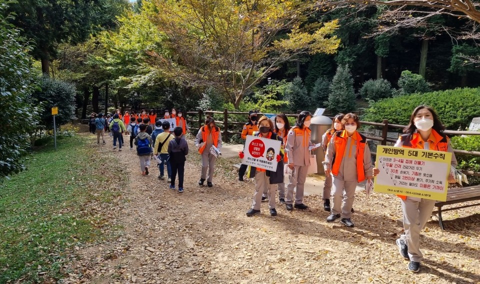 ▲여수소방공무원과 여성의용소방대원이 봉화산에서 산불예방홍보 캠페인을 실시하고 있다